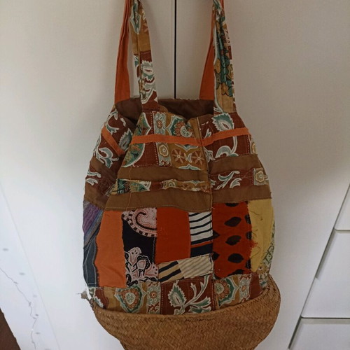 Shoulder bag with straw base like new
