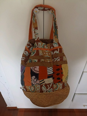 Shoulder bag with straw base like new
