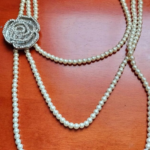 Vintage necklace with three rows of white pearls like new