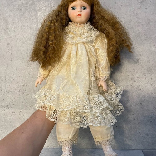Vintage porcelain doll Heritage Mint ltd 1988, 1989 used
