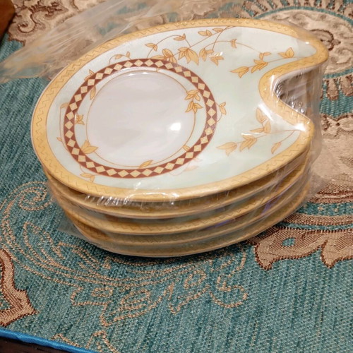 Coffee set new with gold details, 6 cups and 6 saucers
