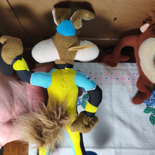 Famosa Warner Bros Wile E. Coyote Racer Driver F1 Pilot 1990s collectible plush like new 33cm