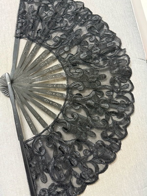 Black lace fan like new