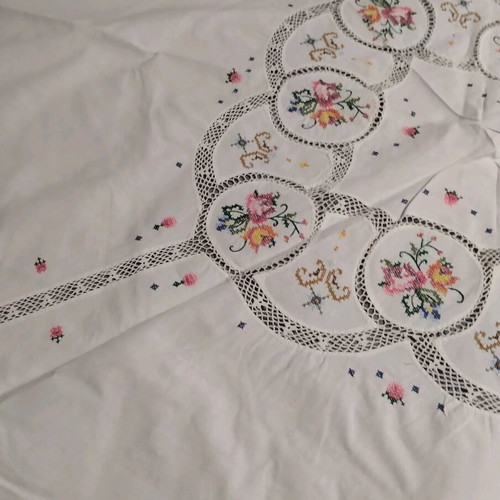 Tablecloth with Figuras like new