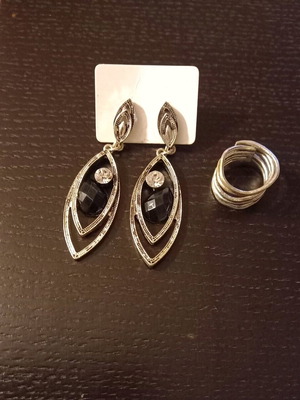 Vintage earrings and ring like new, black and silver