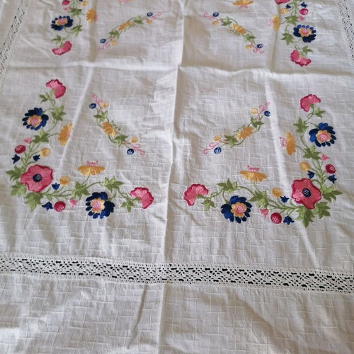 Tablecloth new with flowers 1.55x1.65