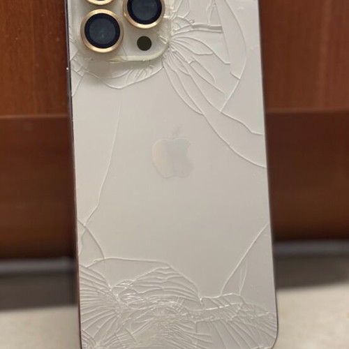 iPhone 13 Pro Max 128GB μεταχειρισμένο, χρυσαφί με ραγισμένο πίσω τζαμάκι