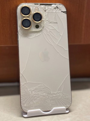 iPhone 13 Pro Max 128GB μεταχειρισμένο, χρυσαφί με ραγισμένο πίσω τζαμάκι