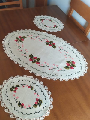 Σετ σεμέν χειροποίητο εξ ολοκλήρου, τελείως αχρησιμοποίητο με δύο πετσετάκια