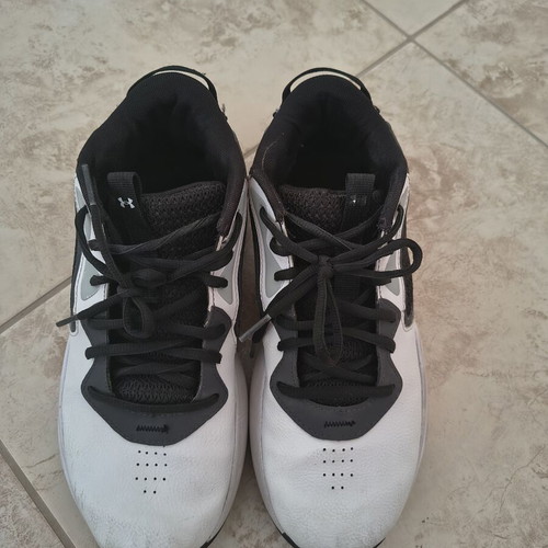 Under Armour basketball shoes like new, size 39-40, black and white