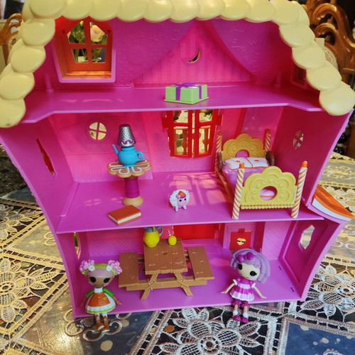 Mini Lalaloopsy Sew Sweet house with 2 dolls and furniture