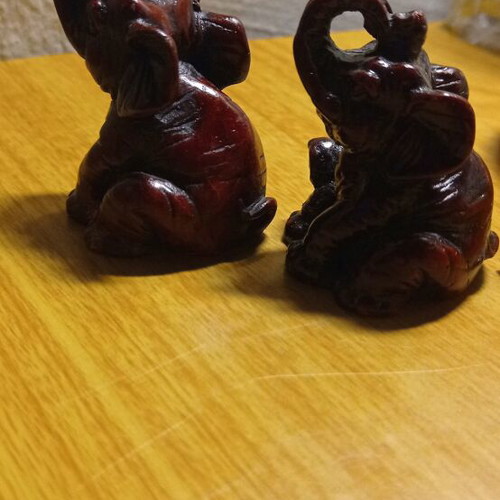 Elephant figurines like new, pack of 2