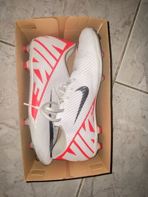 Nike Mercurial Vapor 15 Club MG football shoes like new, size 44