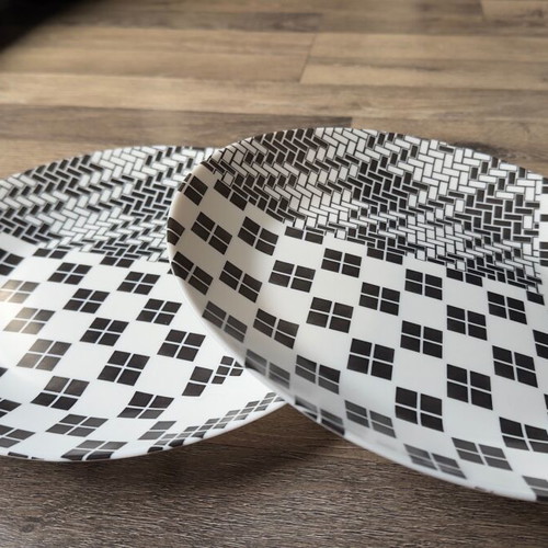 IKEA SAMMANKOPPLA 2-piece plate set with black and white retro design like new