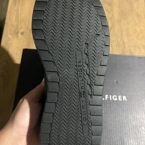 Tommy Hilfiger leather sneakers size 38, black