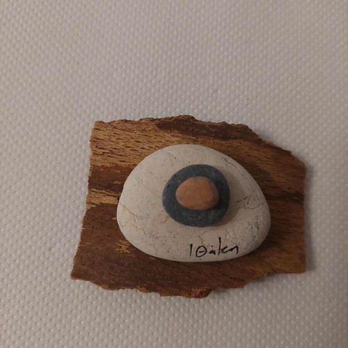 Magnet wood and pebble Ithaki in excellent condition