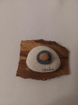 Magnet wood and pebble Ithaki in excellent condition
