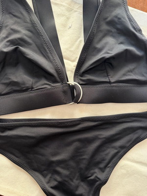 H&M swimsuit top size 38 and bottom size 36 like new, black