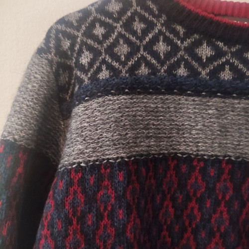 Iceland men's sweater like new size L multicolor