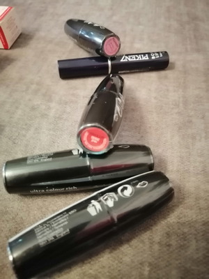 Lipsticks new, 4 red and 1 purple