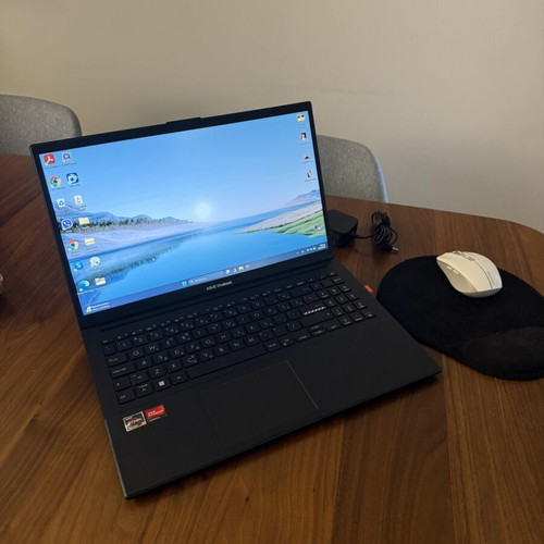 Asus Vivobook Go 15 E1504FA Ryzen 5 8GB 512GB SSD like new