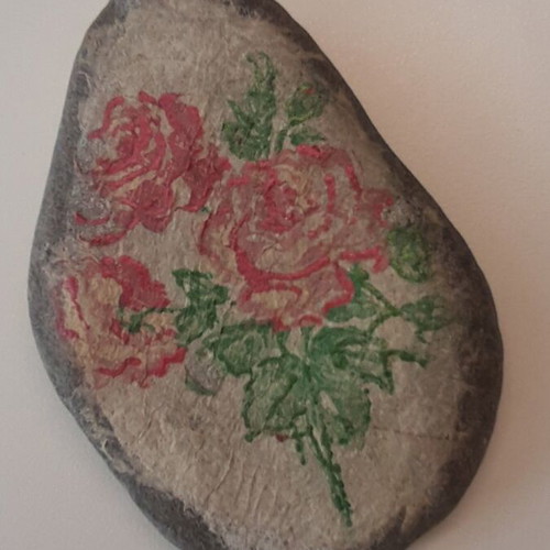 Natural sea stone with handmade rose bouquet decoration