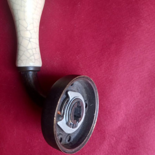 Door handle with spring return