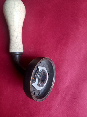 Door handle with spring return