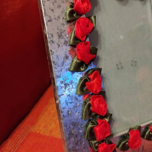 Photo frame new, galvanized metal with red roses, wood inside, 10x15 cm