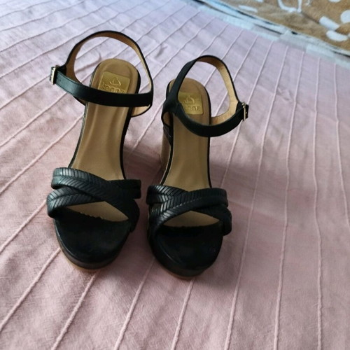 Hanna leather platform sandals size 39 black like new, almost unused
