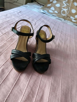 Hanna leather platform sandals size 39 black like new, almost unused