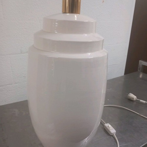 Porcelain table lamps like new, set of 2 with shade