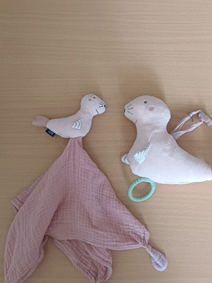 Fehn seal baby rattle and sleep cloth