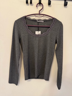 Rip basic gray blouse with lace Stradivarius new, size L