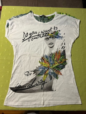 Toi&Moi t-shirt like new, unworn, white and green