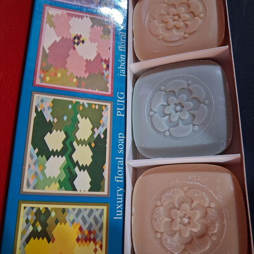 Vintage Antonio Puig SA Luxury Floral Soaps set of 6, like new