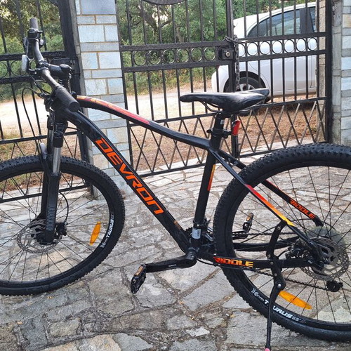 Devron Riddle 29 mountain bike with disc brakes, Shimano gears, RockShox suspension