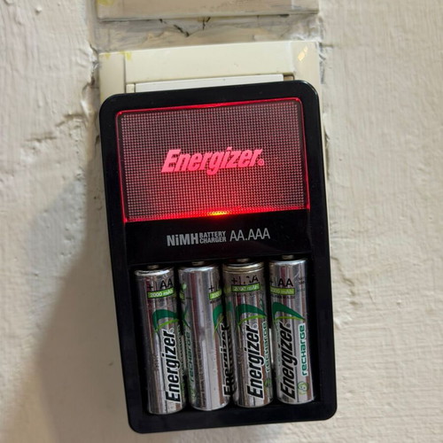 Energizer Battery Charger with 4 AA Batteries like new