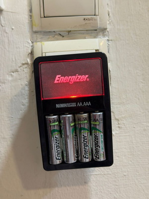 Φορτιστής μπαταριών Energizer με 4 μπαταρίες ΑΑ σαν καινούργιο