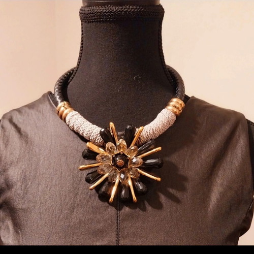 Statement necklace choker with daisy, new