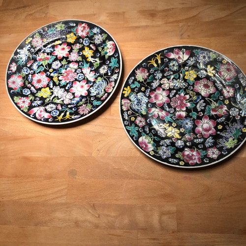 Set of 2 vintage Chinese porcelain decorative plates like new