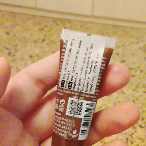 Lipgloss Choco Bomb Essence like new with chocolate flavor