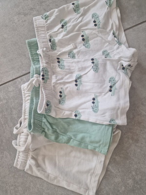 Κοντά παντελόνια πακέτο 3 like new, 18 μηνών