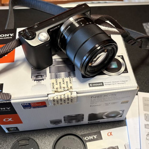 Sony NEX-5 camera kit with 18-55mm lens