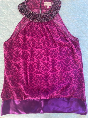 Silk top like new, fuchsia with buttons and back opening, size L