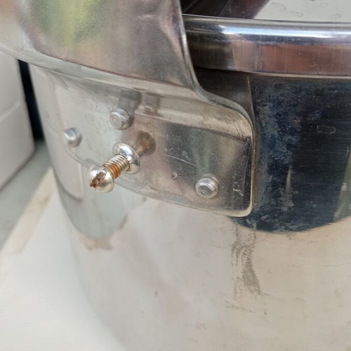 Pressure cooker 10 liters used, missing one handle