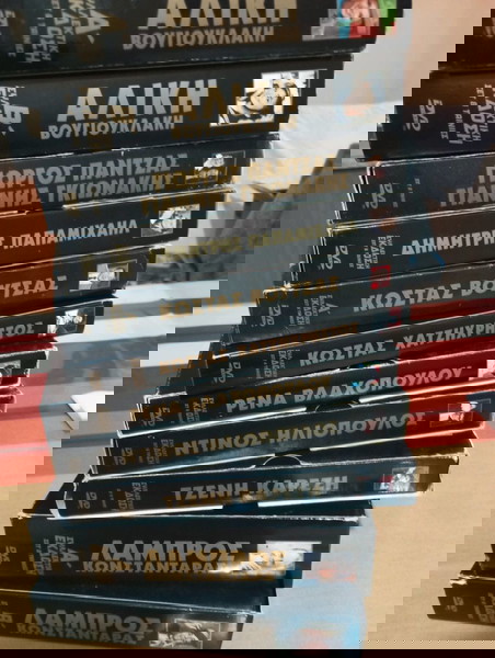  tenies DVD sillogi 66 DVD  ellinikou kinimatografou 10 kasetines sinolika.