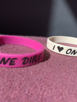 Βραχιόλια One Direction σαν καινούργια από το περιοδικό Bravo