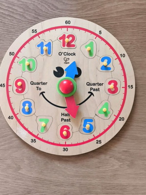Hape εκπαιδευτικό ξύλινο ρολόι εκμάθησης ώρας με 12 αφαιρούμενα αριθμημένα κομμάτια
