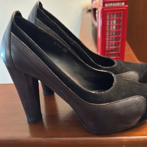 Leather black pumps size 40 like new
